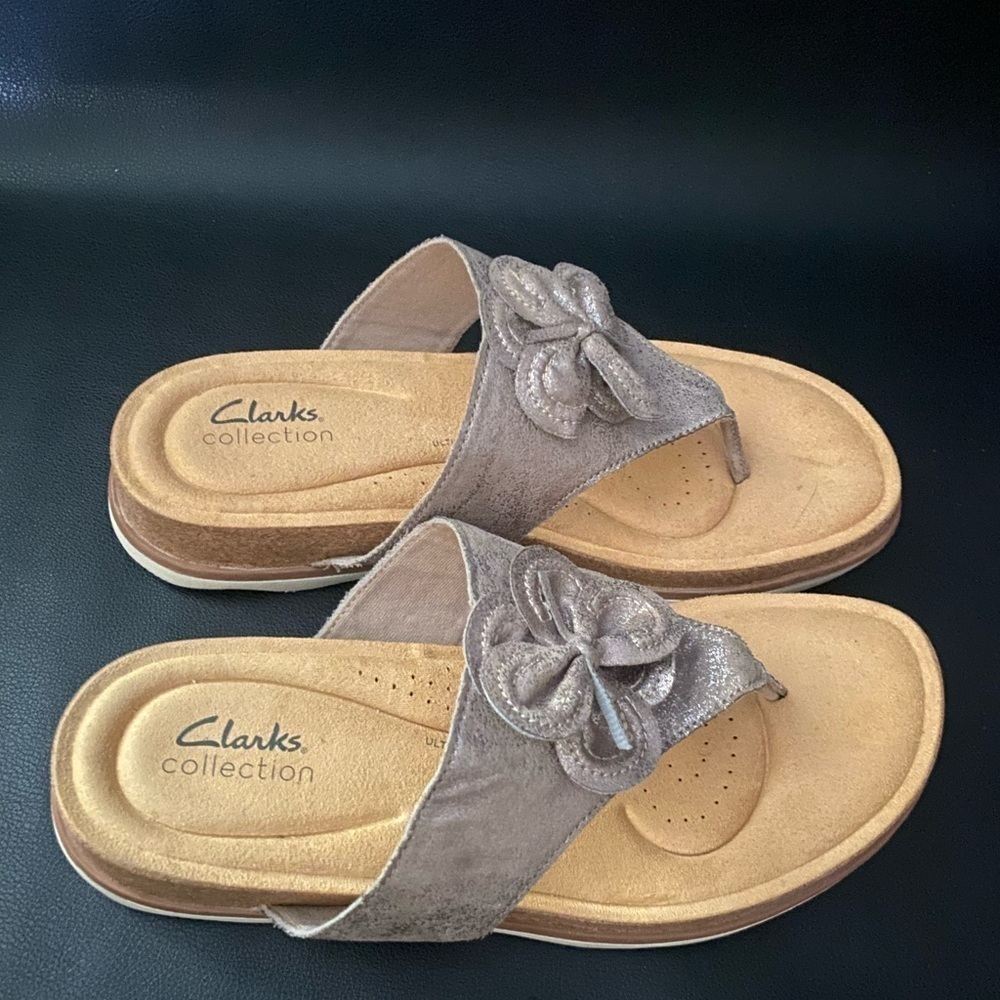 Clarks Collection taupe metallic women’s thongs shoe size 8.5M - Picture 3 of 7